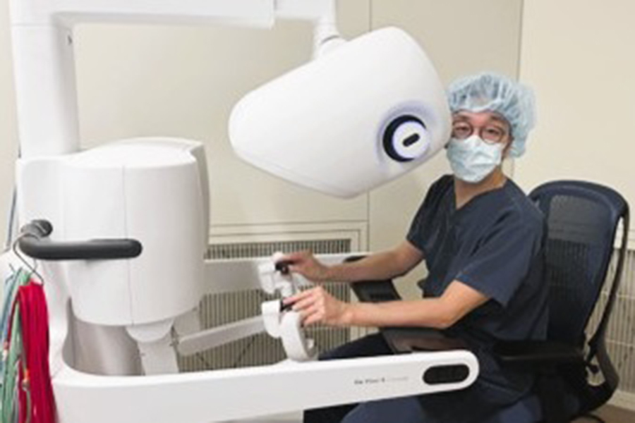 操作している山田センター長