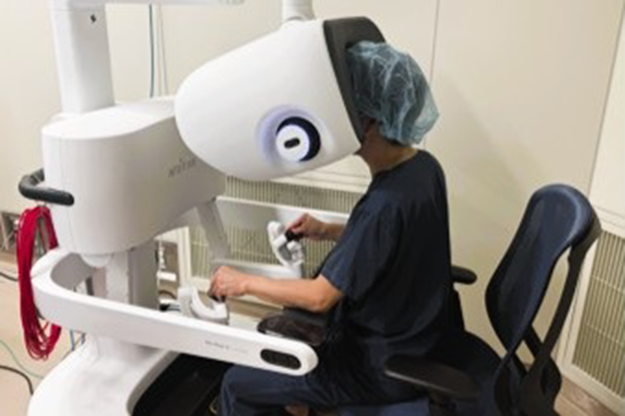 操作している山田センター長